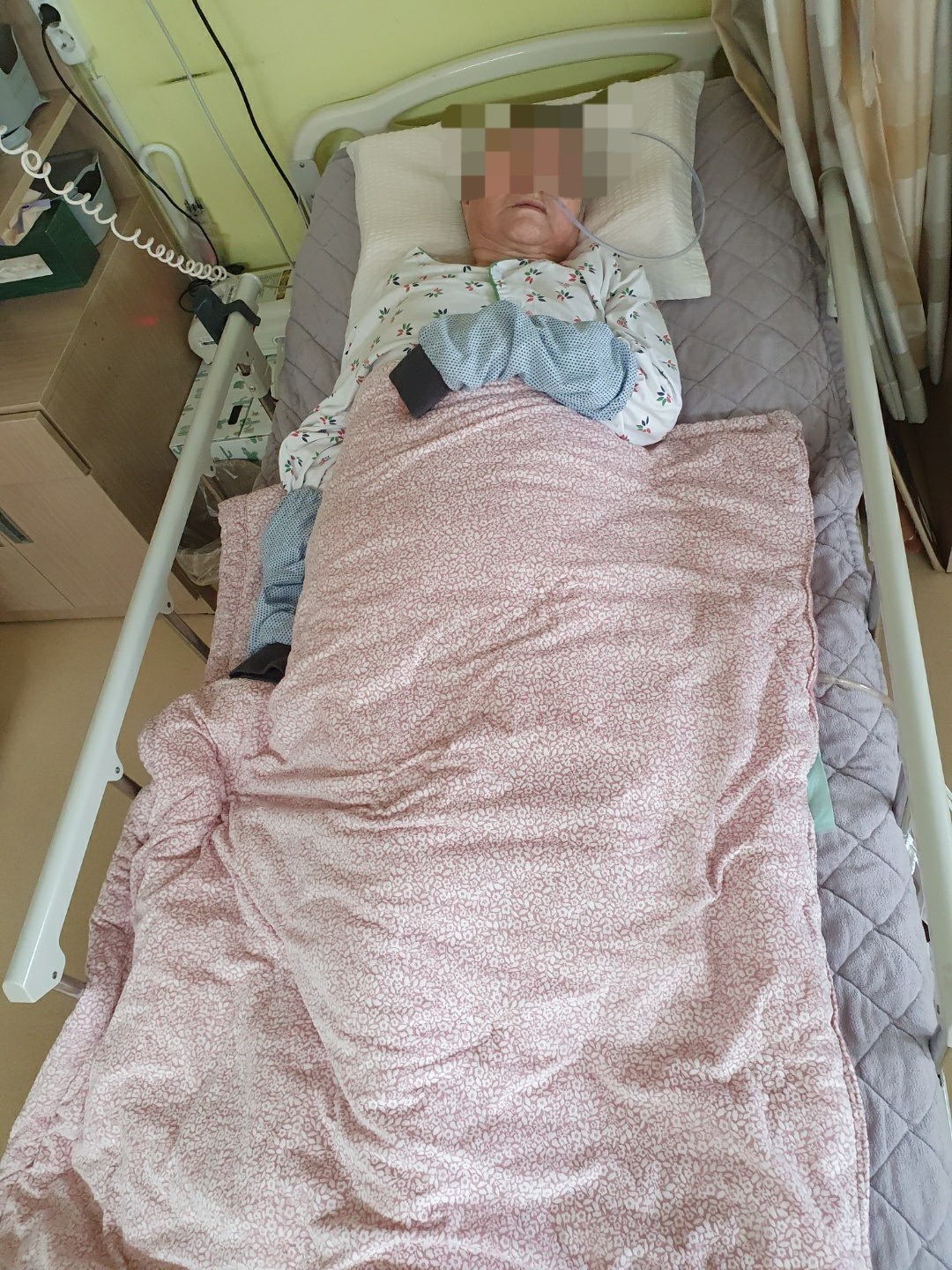 서울 강남구 세곡동 행복요양병원에 입원한 한 환자의 최근 모습. 이 환자는 거동을 못하고 콧줄을 낀 채 누워 있다. [행복요양병원 환자 보호자 제공]