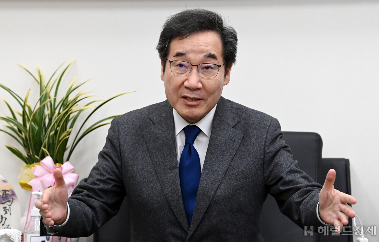 이낙연 더불어민주당 대표가 지난 3일 국회에서 인터뷰를 진행하며 발언하고 있다. 이상섭 기자 babtong@heraldcorp.com