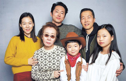 영화 ‘미나리’출연배우와 정이삭 감독.