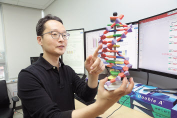 연세대학교 의과대학 김형범 교수가 DNA 염기 서열 변화에 관한 실험을 하고 있다. [삼성전자 제공]