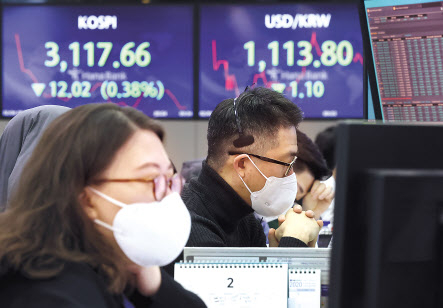 4일 코스피는 하락 출발 후 낙폭이 커지고 있다. 이날 오전 서울 중구 하나은행 딜링룸에서 딜러들이 업무를 보고 있다. [연합]