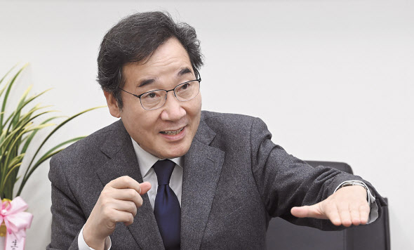 이낙연 더불어민주당 대표가 3일 국회에서 본지와 인터뷰를 갖고 있다. 이 대표는 4차재난지원금과 상생연대 3법 등 주요 현안과 ‘국민생활2030’이라고 명한 신복지제도 구상에 대해서 견해를 밝혔다. 이상섭 기자