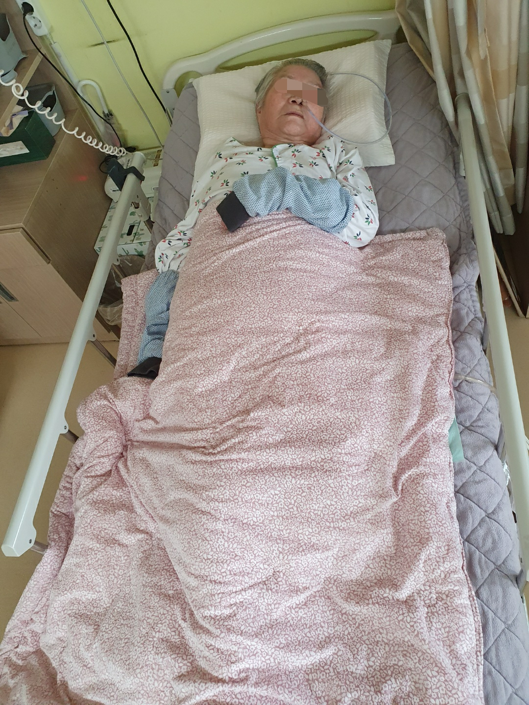 서울 강남구 세곡동 행복요양병원에 입원한 환자의 모습. 거동이 불편하신 어르신이 콧줄을 낀 채 누워 있다.[행복요양병원 환자 보호자 제공]