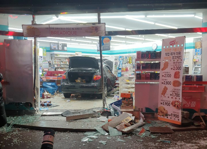 충북 증평서 술에 취한 운전자가 승용차를 몰다 편의점에 돌진한 모습. [연합]