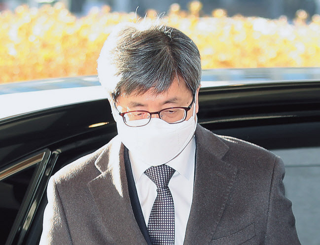 김명수 대법원장이 ‘사법농단’에 연루된 임성근 부산고법 부장판사에 대한 탄핵소추안 표결이 예정된 4일 오전 서울 서초구 대법원으로 출근하고 있다. [연합]