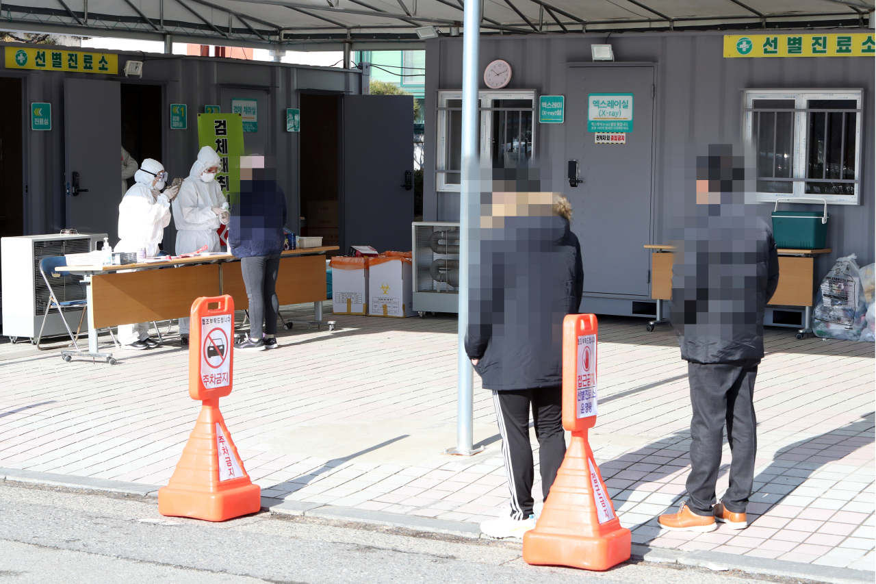 Frontline medical workers run COVID-19 checks Thursday at a diagnostics center made in Naju, South Jeolla Province. (Yonhap)