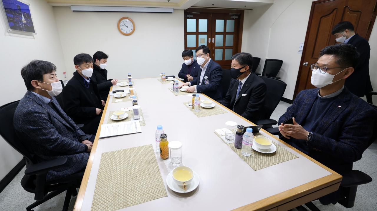 김정배(왼쪽) 차관이 유원시설 대표자들의 애로사항을 청취하고 있다.