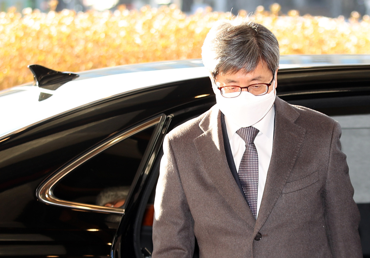 Supreme Court Chief Justice Kim Myeong-su reports to his office in Seocho-gu, southern Seoul, on Thursday. (Yonhap)