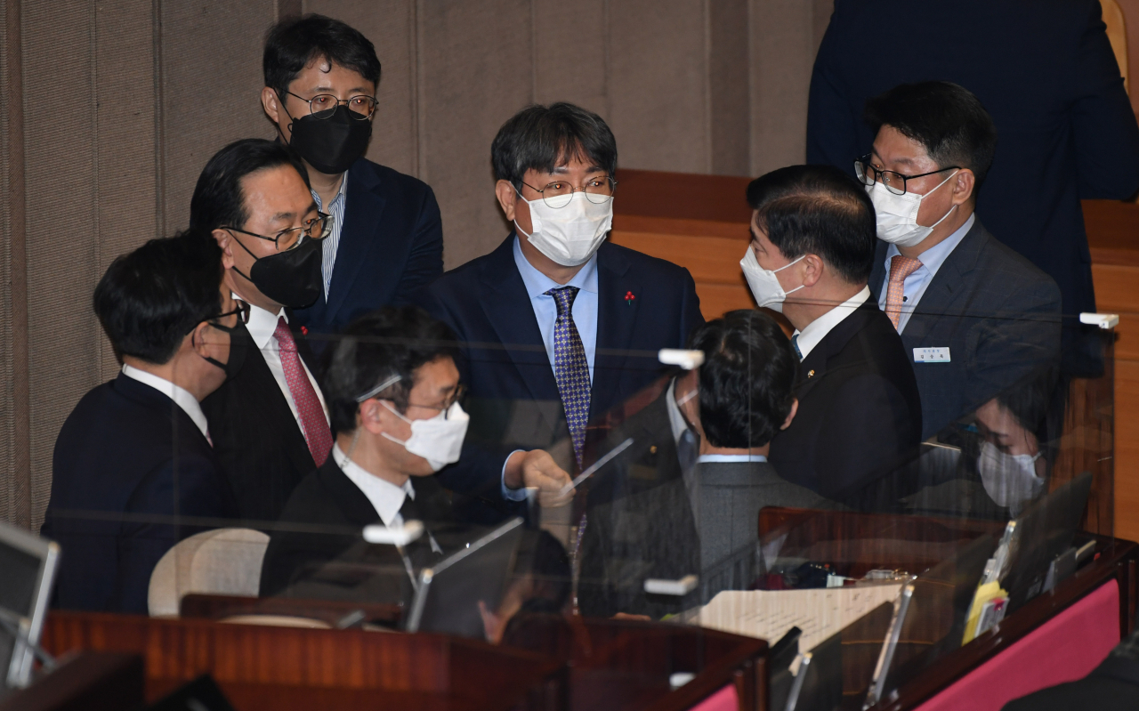 주호영 국민의힘 원내대표와 이춘석 국회 사무총장 등이 4일 국회 본회의에서 법관(임성근) 탄핵소추안 표결과 관련한 대화를 하고 있다. [이상섭 기자/babtong@heraldcorp.com]