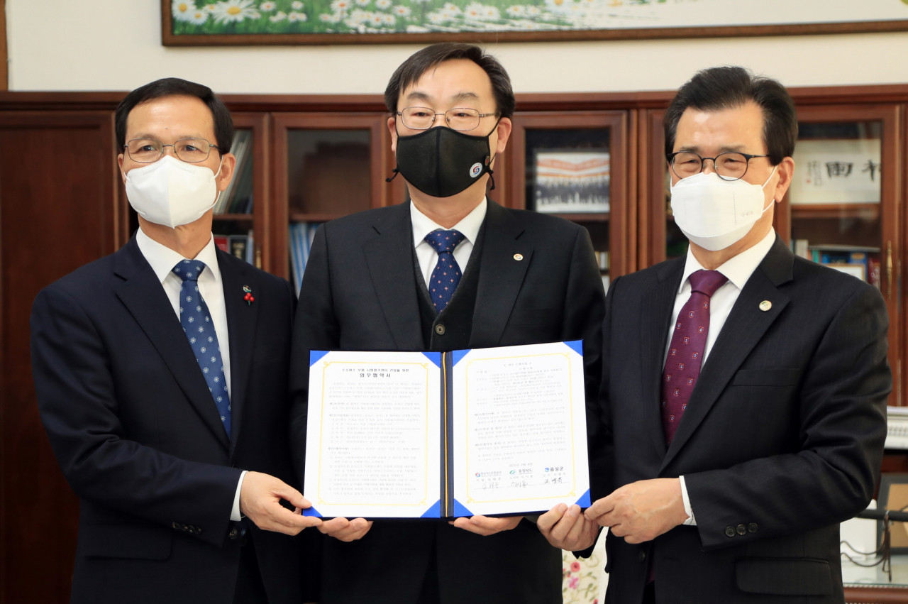 임해종(가운데) 한국가스안전공사 사장이 4일 충북도, 음성군과 수소버스 부품 시험평가센터 건립 업무협약(MOU)을 체결한 후 기념촬영을 하고 있다.［한국가스안전공사 제공］