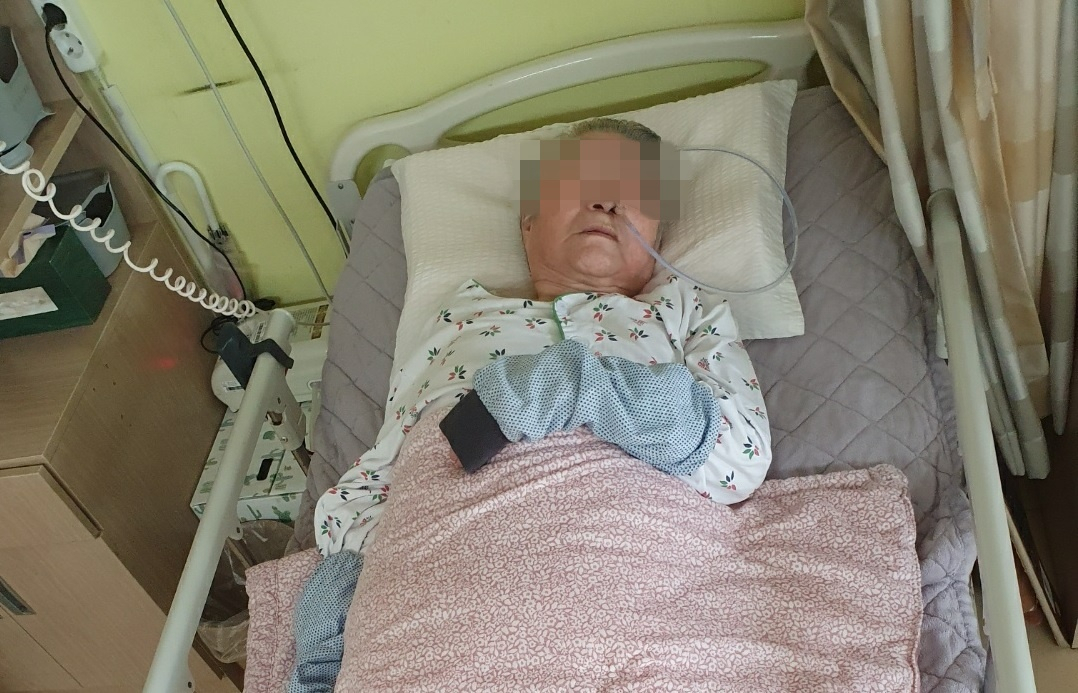 서울시의 코로나 감염병 전담병원으로 지정된 강남구 세곡동 행복요양병원에 입원 중인 한 환자의 모습. 콧줄을 끼고 누워 있는 이 환자는 혼자서는 거동이 힘든 중증 입원환자로 알려졌다. [행복요양병원 환자보호자 제공]