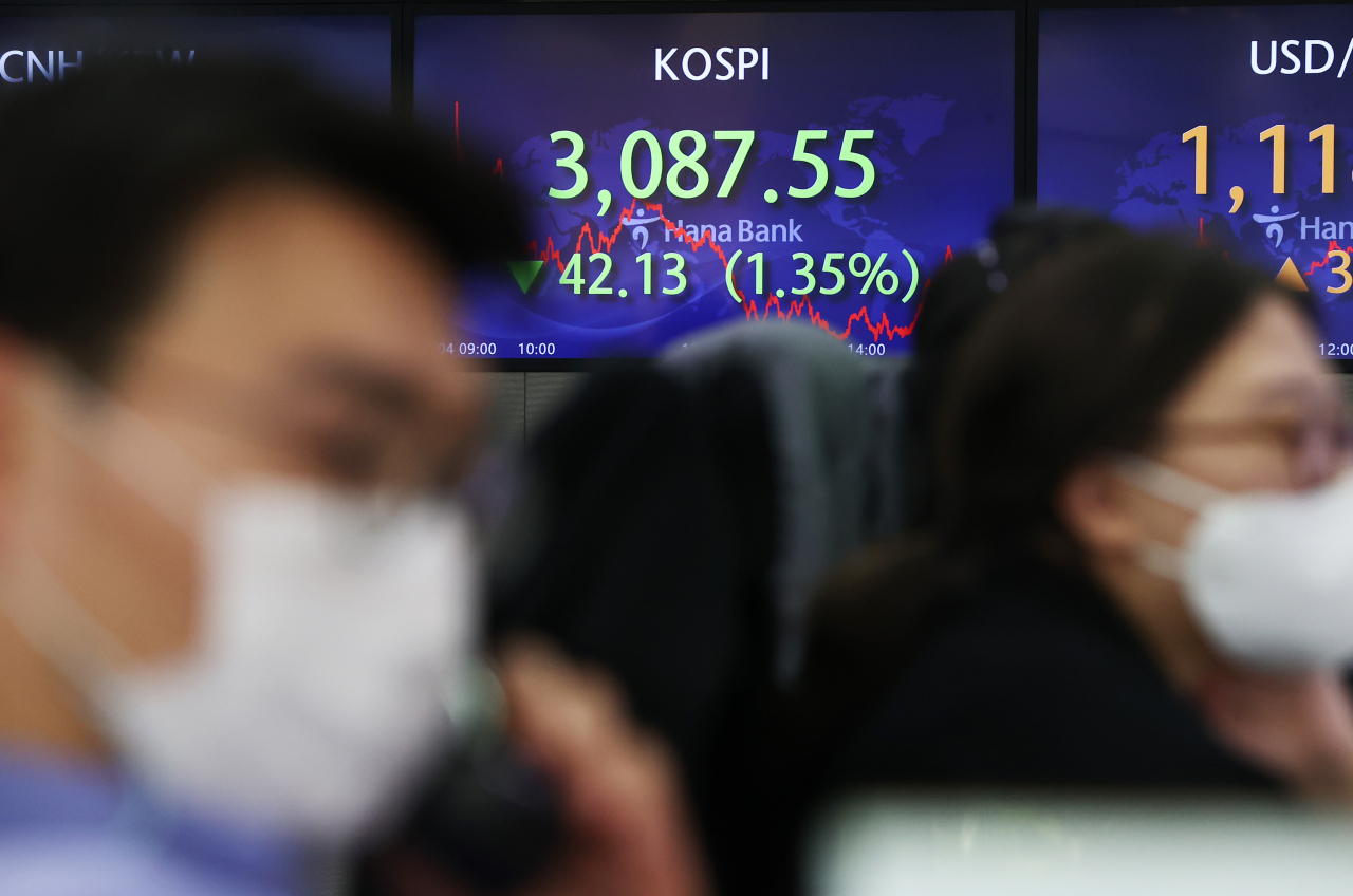 4일 명동 하나은행 본점 딜링룸. 이날 코스피지수는 전날보다 42.13포인트 떨어진 3,087.55에 장을 마쳤다. 코스닥은 6.11포인트(0.63%) 내린 964.58에 마감했다. [연합]