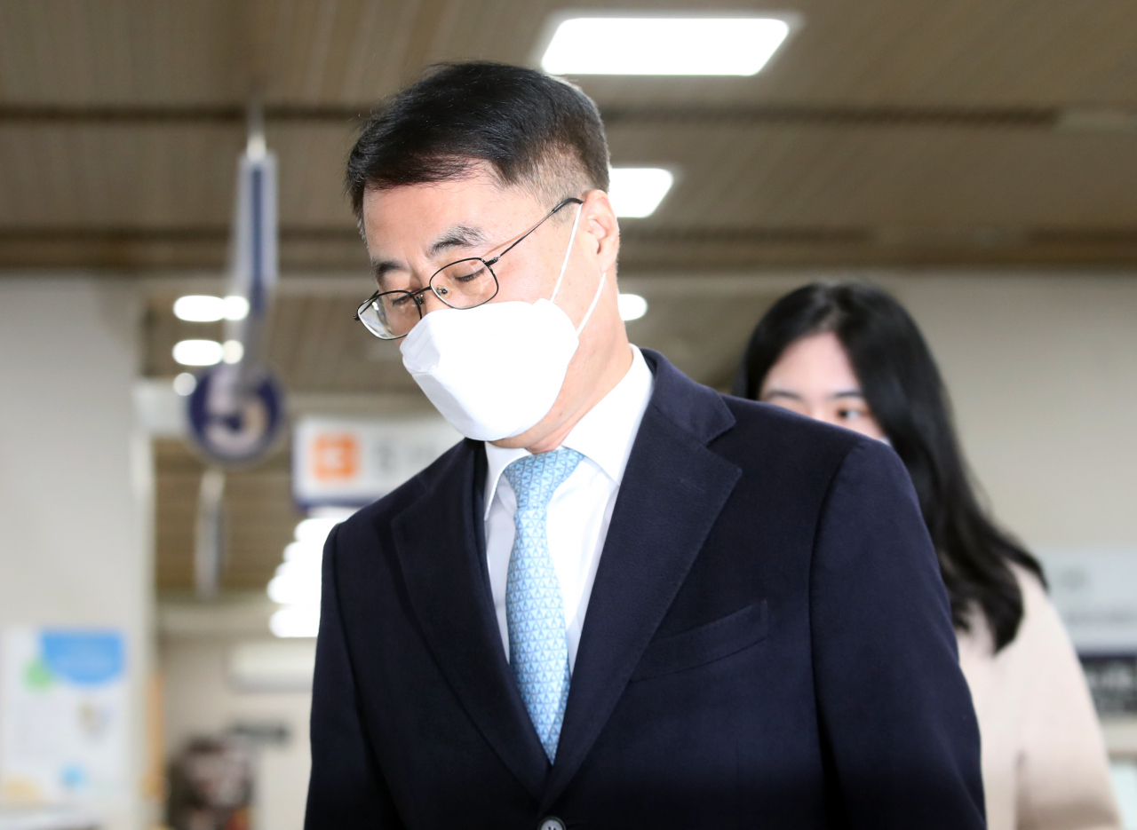 사법농단 사건에 연루된 혐의로 재판에 넘겨져 1심에서 무죄를 선고받은 유해용 전 대법원 수석재판연구관이 4일 오후 서울 서초구 서울고등법원에서 열린 항소심 선고공판에 출석하며 법정으로 향하고 있다.[연합]