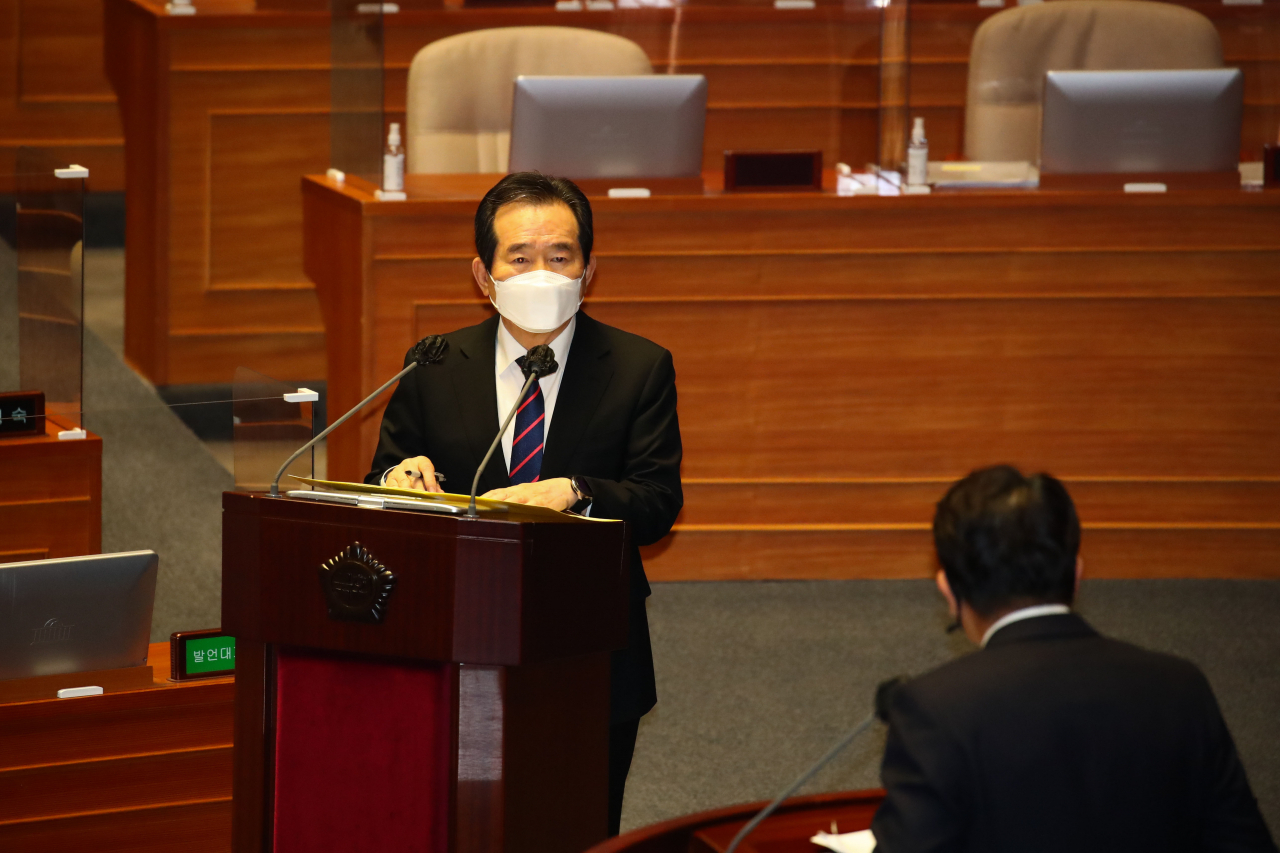 정세균 국무총리가 4일 국회 본회의에서 열린 정치·외교·통일·안보 분야 대정부 질문에서 국민의힘 권성동 의원의 질문에 답변하고 있다. [이상섭 기자/babtong@heraldcorp.com]