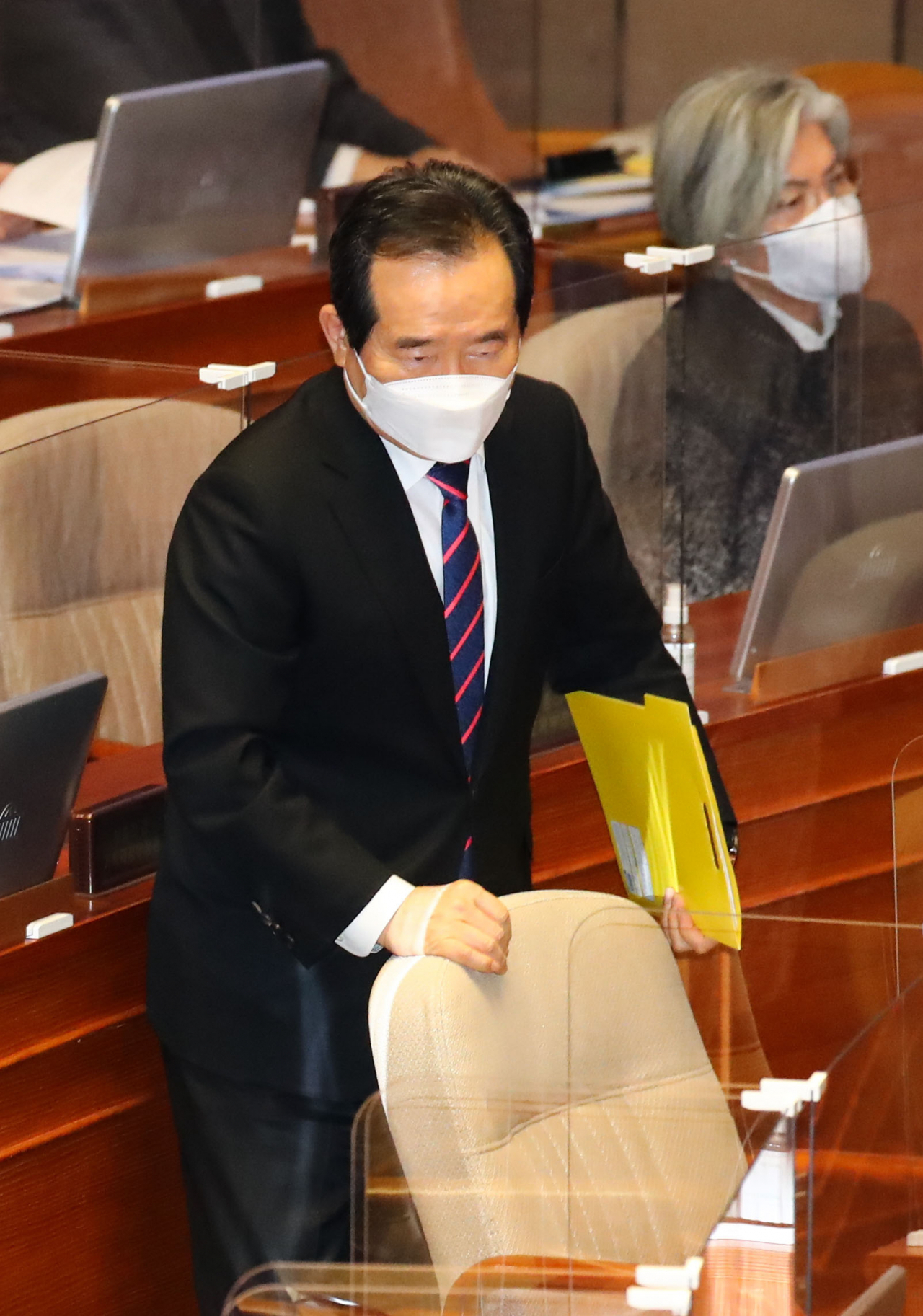 정세균 국무총리가 4일 국회 본회의에서 열린 정치·외교·통일·안보 분야 대정부 질문에 답변하기 위해 발언대로 나가고 있다. [이상섭 기자/babtong@heraldcorp.com]