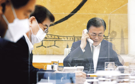 문재인 대통령이 4일 조 바이든 미국 대통령과 정상통화를 진행했다.[연합]