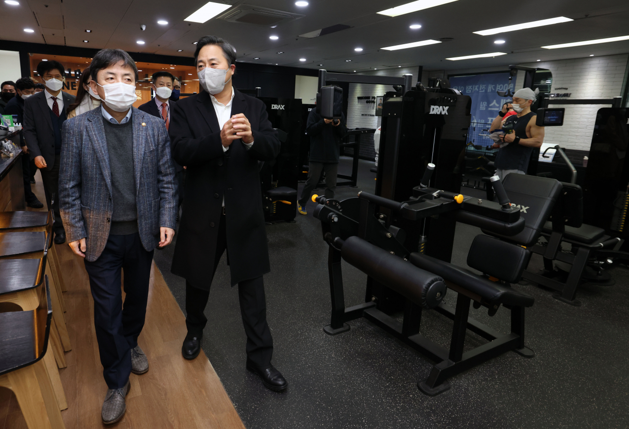 김정배 문체부 제2차관(왼쪽)이 4일 서울 동작구의 민간 실내체육시설을 방문해 관계자와 함께 방역관리 현장 점검을 하며 애로사항을 듣고 있다.