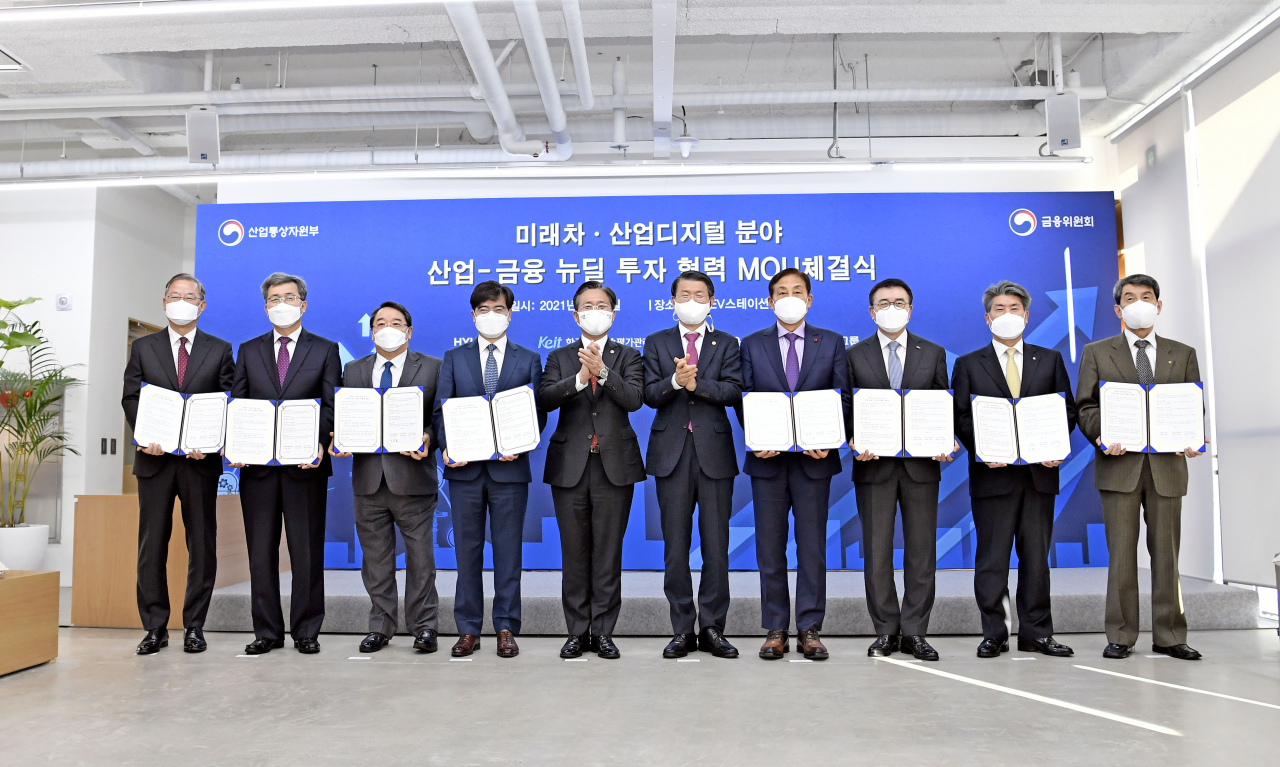 4일 현대 EV 스테이션 강동에서 열린 ‘미래차·산업디지털 분야 산업-금융 뉴딜 투자 협력 업무협약식’에 참석한 관계자들이 기념사진을 촬영하고 있다. 왼쪽부터 성기홍 한국성장금융 대표, 정양호 산업기술평가관리원(KEIT)장, 석영철 산업기술진흥원(KIAT)장, 공영운 현대자동차 사장, 성윤모 산업통상자원부 장관, 은성수 금융위원회 위원장, 김정태 하나금융지주 회장, 조용병 신한금융지주 회장, 윤종원 기업은행장, 이동걸 한국산업은행 회장. [현대차 제공]