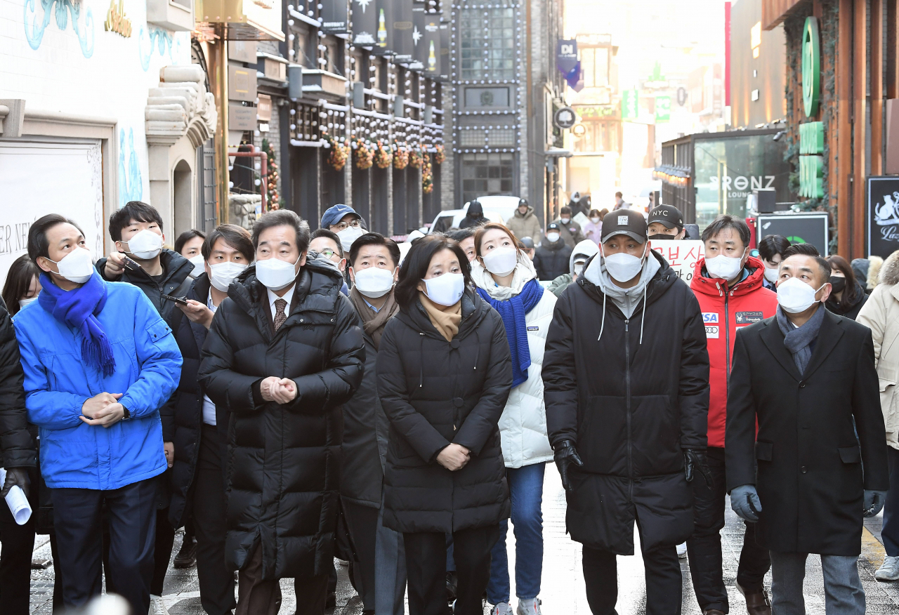 4일 서울 용산구 이태원에서 열린 더불어민주당 코로나19 피해 맞춤 지원을 위한 현장간담회에 참석한 더불어민주당 이낙연 대표와 서울시장 예비후보인 박영선, 우상호 후보가 이태원 상가를 둘러보고 있다. [연합]