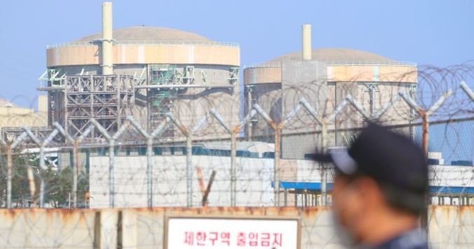This file photo, taken on Oct. 20, 2020, shows the now-decommissioned Wolsong-1 nuclear reactor (R) in Gyeongju, 370 kilometers southeast of Seoul. (Yonhap)