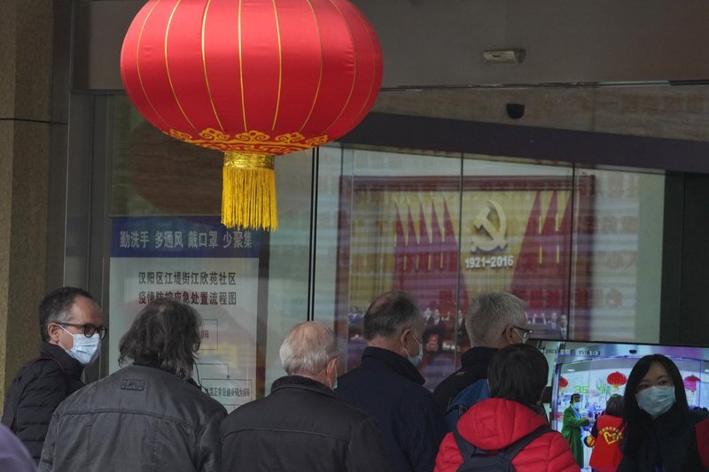 Peter Ben Embarek of the World Health Organization team, at left, arrives for a field visit at the Service Center for Party Members and Residents of Jiangxinyuan Community in Wuhan, China on Thursday. (AP-Yonhap)