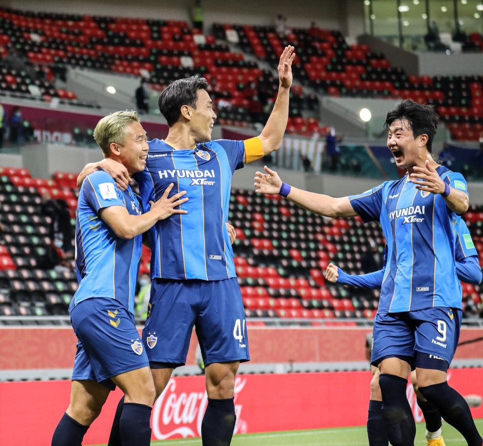 울산 선수들이 4일 카타르에서 열린 FIFA 클럽월드컵서 김기희의 선제골이 터진 뒤 기뻐하고 있다. [한국프로축구연맹 제공]