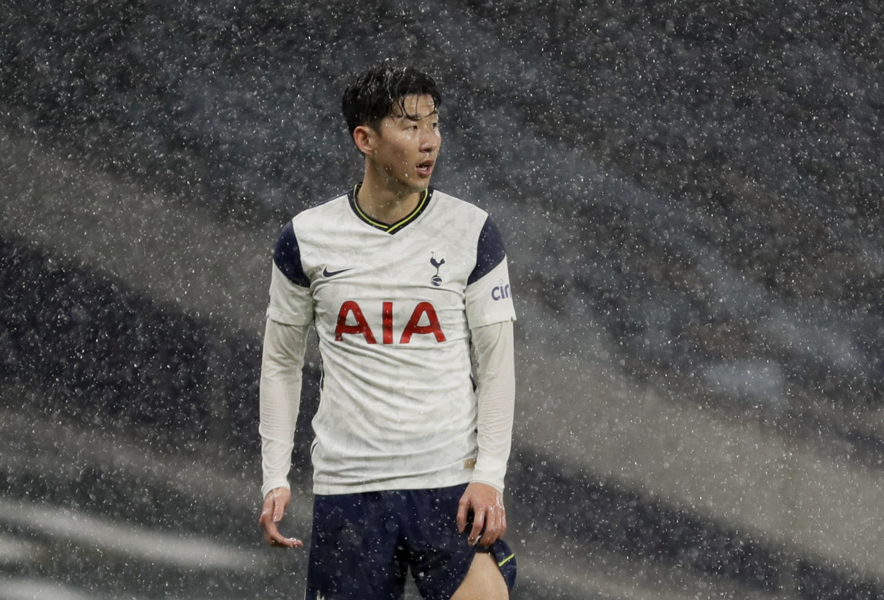 손흥민이 5일(한국시간) 폭우 속에서 펼쳐진 첼시와 EPL 홈경기서 경기 도중 잠시 숨을 고르고 있다. [로이터]