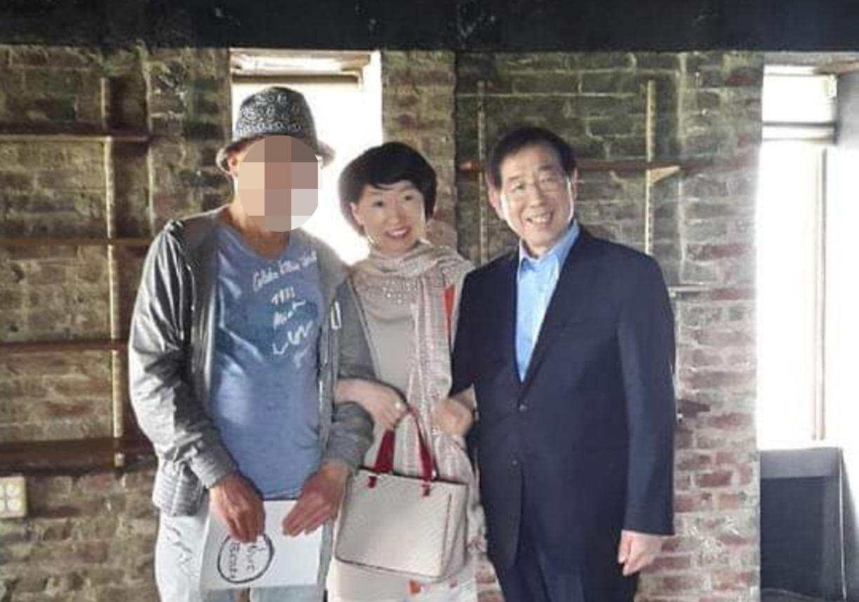 진혜원 서울동부지검 부부장 검사(가운데)가 박원순 전 서울시장과 찍은 사진. [진혜원 검사 페이스북 캡처]