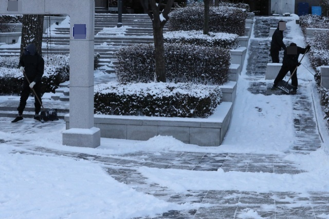 밤사이 많은 눈이 내린 지난 4일 오전 서울 종로구의 한 아파트 단지 앞에서 해당 아파트 관계자들이 눈을 치우고 있다.(사진은 기사 내용과 관련없음) [연합]