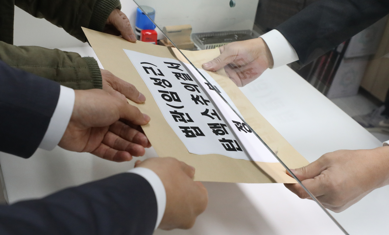 국회 법제사법위원회 박주민 더불어민주당 의원과 이탄희 의원이 지난 4일 오후 서울 종로구 재동 헌법재판소 별관에서 임성근 판사 탄핵소추 의결서 정본을 제출하고 있다. [연합]
