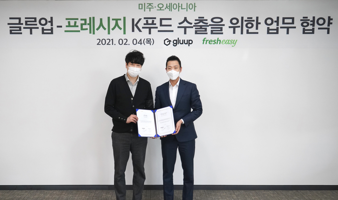 프레시지가 백년가게 밀키트 제품을 오세아니아주와 미주 지역에 수출한다. 사진은 박경준 글루업 박경준 대표(왼쪽)와 정중교 프레시지 대표. [프레시지 제공]