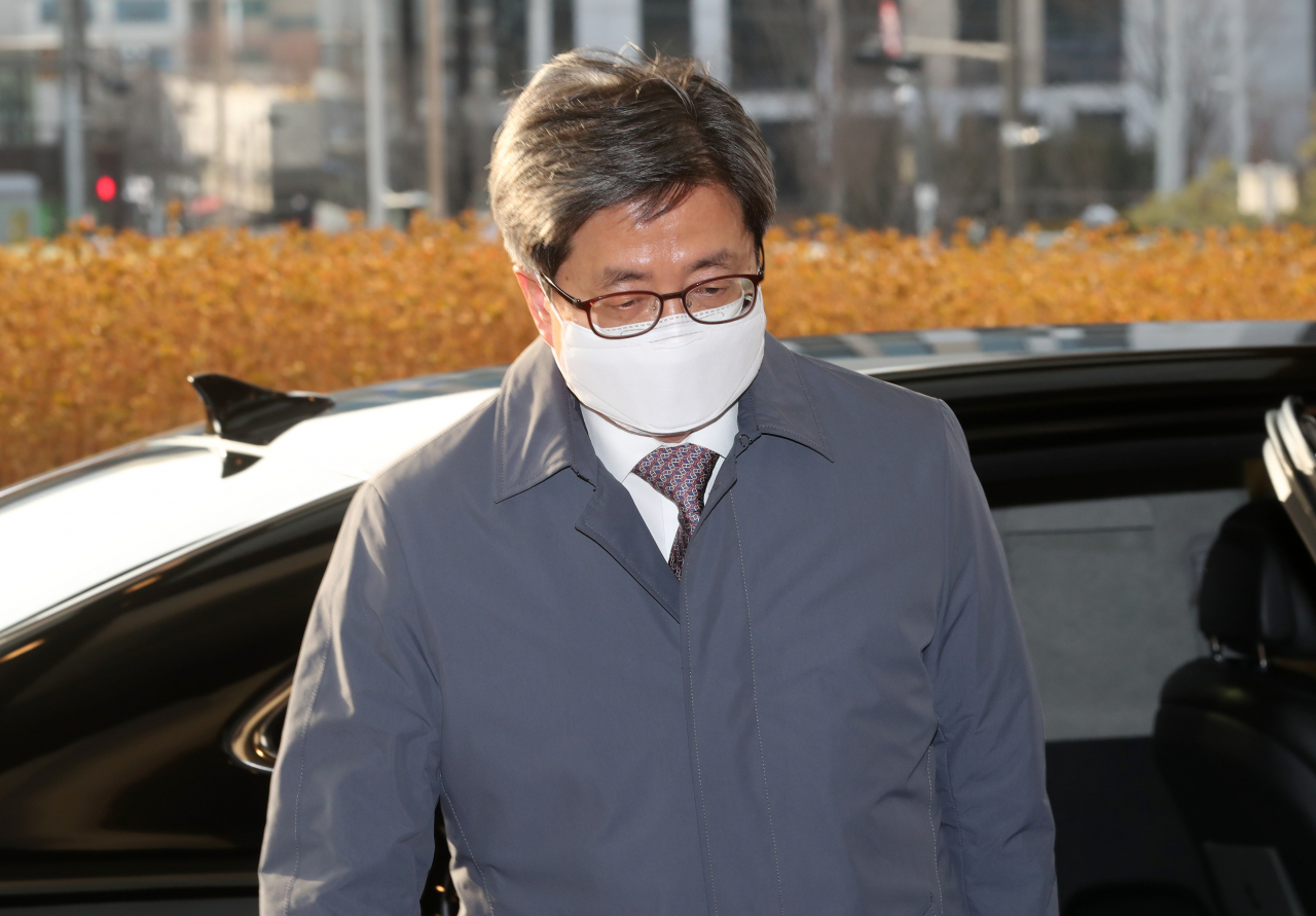김명수 대법원장이 5일 오전 서울 서초구 대법원으로 출근하고 있다. [연합]