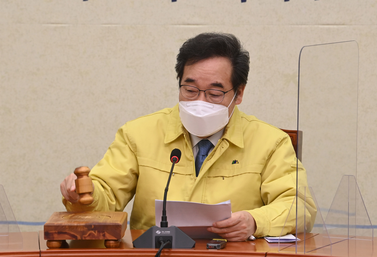 5일 오전 국회에서 열린 더불어민주당 최고위원회의에서 이낙연 대표가 개의선언을 하고 있다. 이상섭 기자