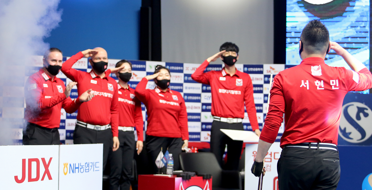 팀리그 단식에 나선 서현민이 팀 벤치를 바라보며 팀원들과 익살스럽게 거수경례를 하고 있다. 무슨 이유에선지 쿠드롱만 박수로 대신했다. [PBA 제공]