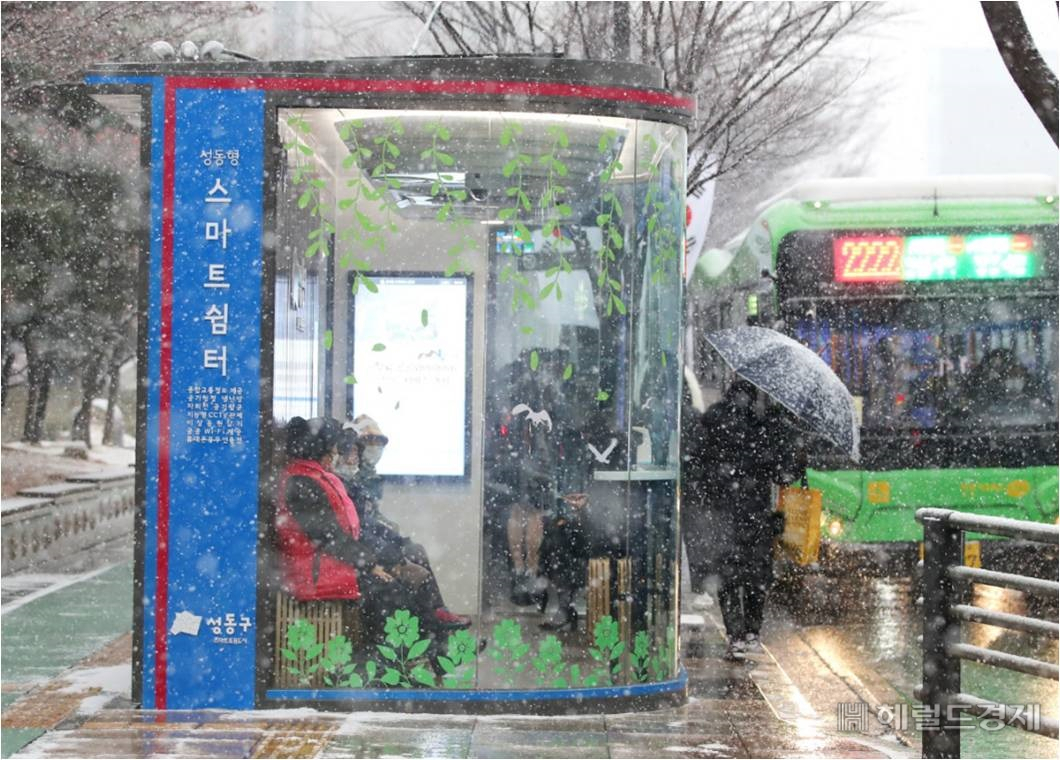스마트 쉼터에서 주민들이 버스를 기다리고 있다.