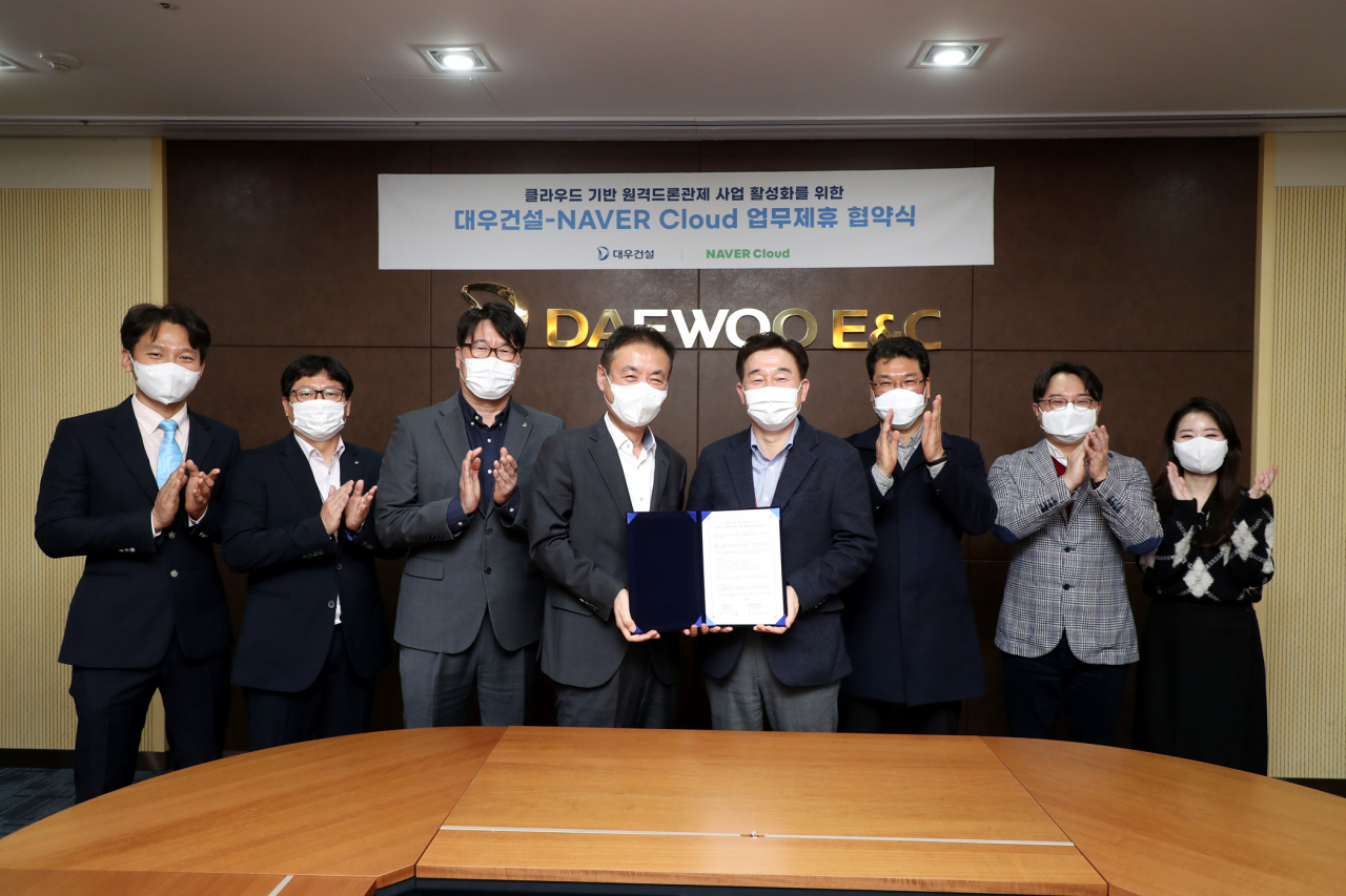 대우건설과 네이버클라우드는 지난 4일 대우건설 본사에서 전략적 제휴를 위한 업무협약을 체결했다. 장승규 대우건설 기술연구원장(왼쪽 네번째)과 김태창 네이버클라우드 클라우드 사업총괄 전무(왼쪽 다섯번째) 등이 협약을 체결한 뒤 기념촬영을 하고 있다. [대우건설 제공]