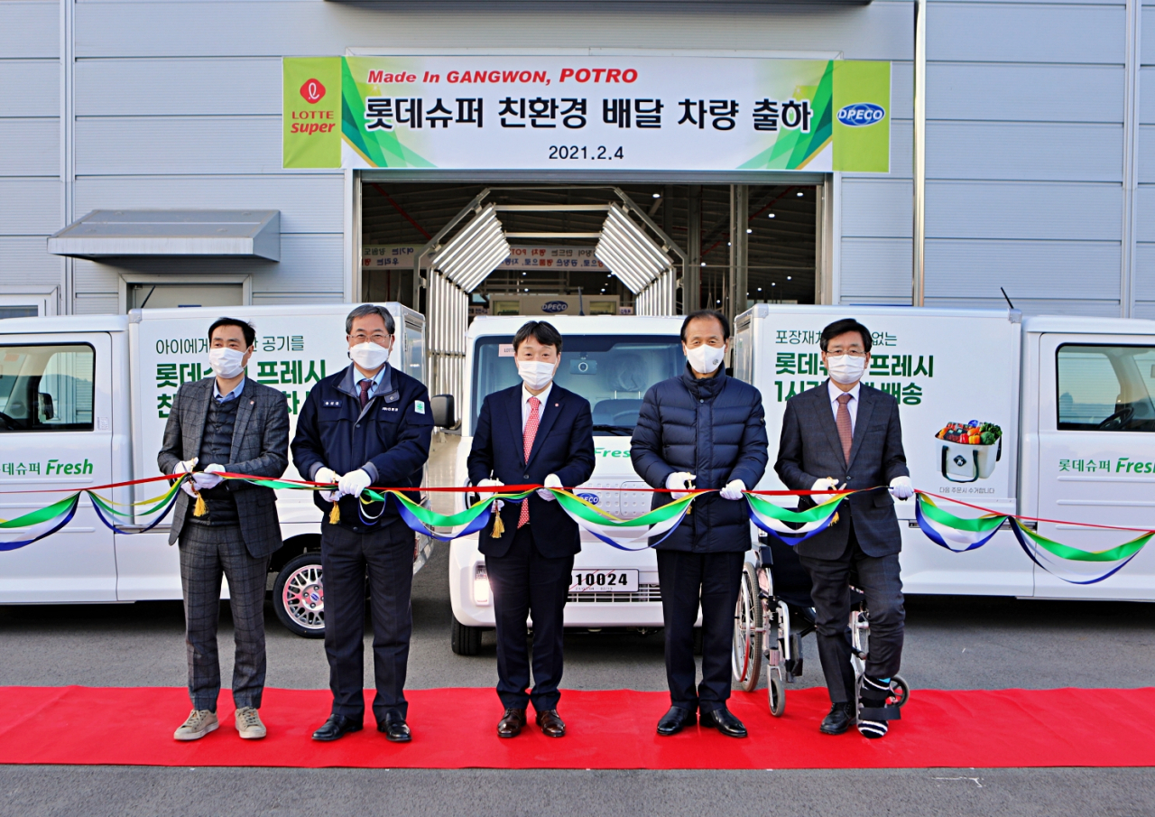 4일 강원도 횡성군 우천면에 위치한 전기 자동차 생산 공장에서 진행된 '초소형 전기 자동차 출고식' 행사에서 기념촬영을 하고 있다. 이날 행사에는 최문순 강원도지사(왼쪽에서 네번째), 남창희 롯데슈퍼사업부 대표(왼쪽에서 세번째), 송신근 디피코 대표(왼쪽에서 두번째) 등이 참석했다. [롯데슈퍼 제공]