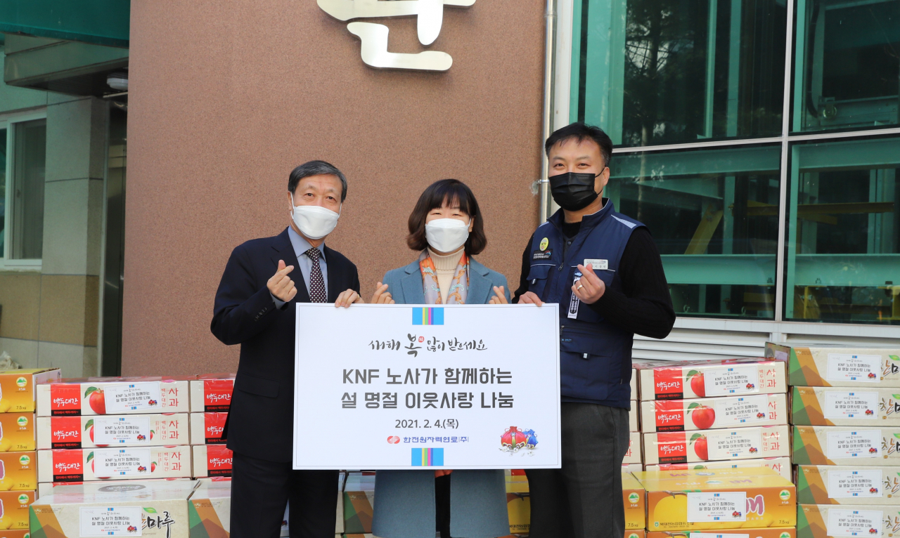 정상봉 사장(왼쪽)과 이상민 노조위원장(오른쪽)이 대전 유성구 송강사회복지관을 찾아 김영미 관장에게 명절 선물을 전달하고 있다.[한전원자력연료 제공]