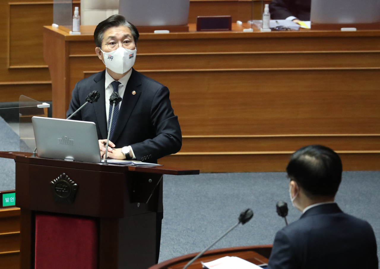 성윤모 산업통상자원부 장관이 5일 오후 국회 본회의에서 열린 경제분야 대정부 질문에 출석, 권명호 국민의힘 의원의 원자력발전소 관련 질의에 답하고 있다. [헤럴드경제=이상섭 기자]