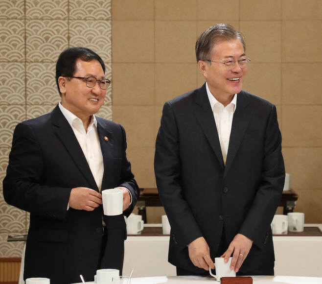 문재인 대통령과 과학기술정보통신부 전 장관 시절 유영민 청와대 비서실장의 모습[연합]