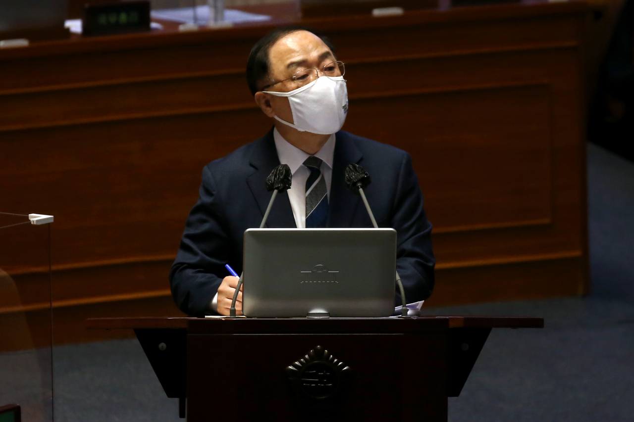 홍남기 경제부총리가 5일 국회 본회의에서 진행된 경제분야 대정부 질문에서 답변하고 있다. [연합]