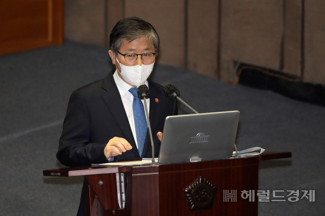 변창흠 국토교통부 장관이 5일 서울 여의도 국회에서 열린 국회 본회의(대정부질문)에서 질의에 답변하고 있다. [이상섭 기자/babtong@heraldcorp.com]