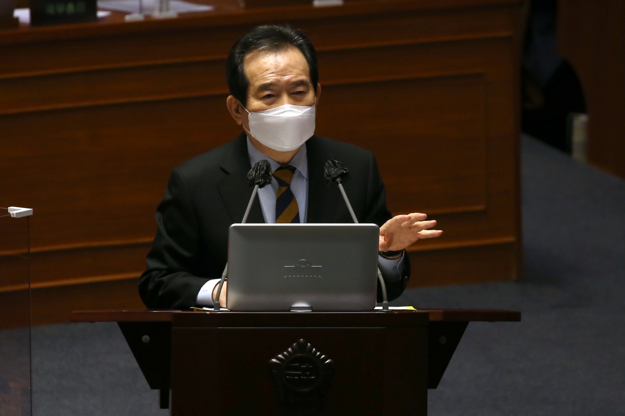 정세균 국무총리가 5일 국회 본회의에서 진행된 경제분야 대정부질문에서 답변하고 있다. 이상섭 기자