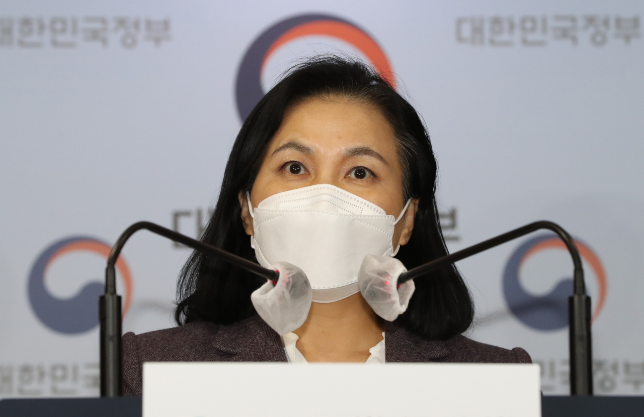 유명희 통상교섭본부장이 5일 오후 정부서울청사에서 WTO 사무총장 후보직 사퇴 입장을 발표하고 있다. ［연합］