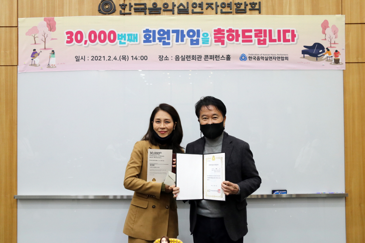 왼쪽부터 뮤지컬 배우 최정원과 음실련 김원용 회장