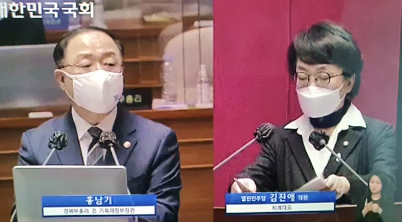 5일 국회 대정부질문에서 홍남기 경제부총리가 김진애 열린민주당 의원의 질의에 답변하고 있다.