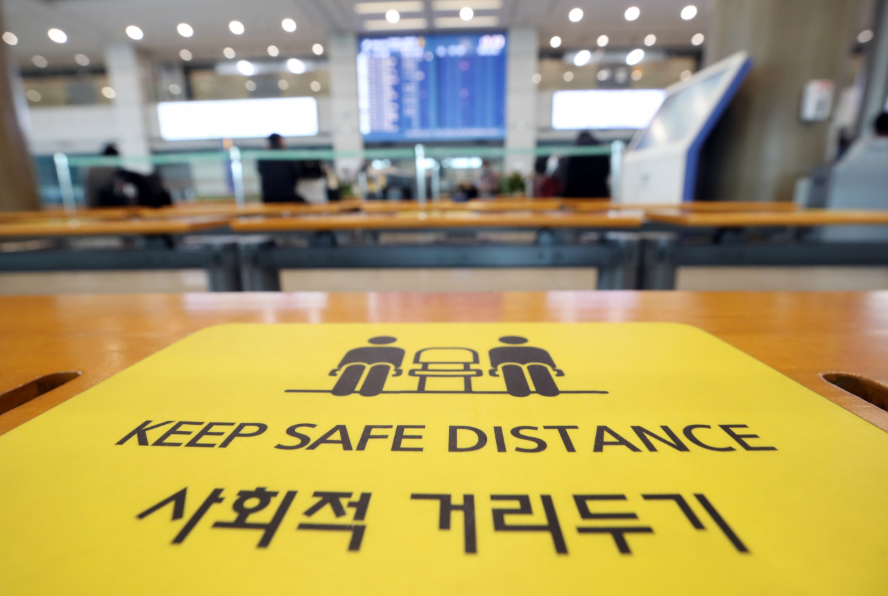 영국발 신종 코로나바이러스 감염증(코로나19) 변이 바이러스 확산 등 4차 유행 우려가 커지는 가운데 5일 영종도 인천국제공항에서 해외 입국자들이 거리를 두고 대기하고 있다. [연합]