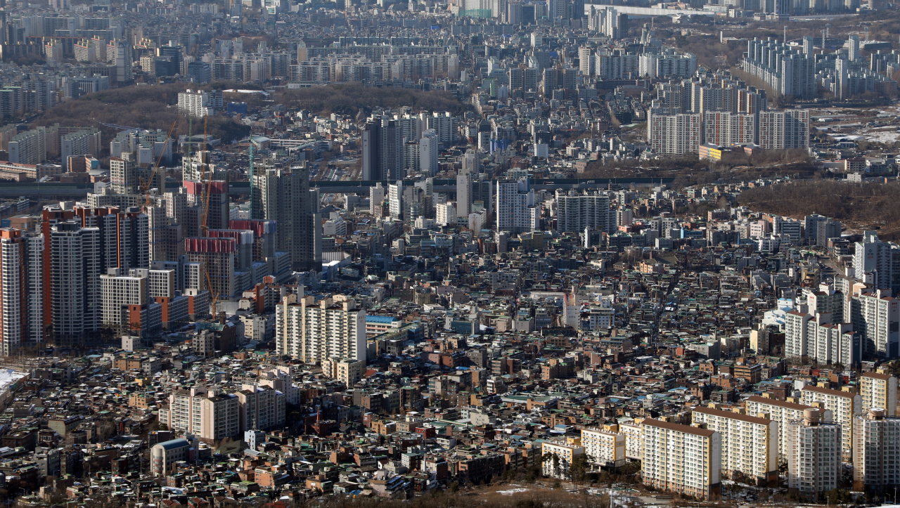 정부가 25번째 부동산 대책을 발표한 지난 4일 남한산성에서 바라 본 서울 모습. 연합뉴스