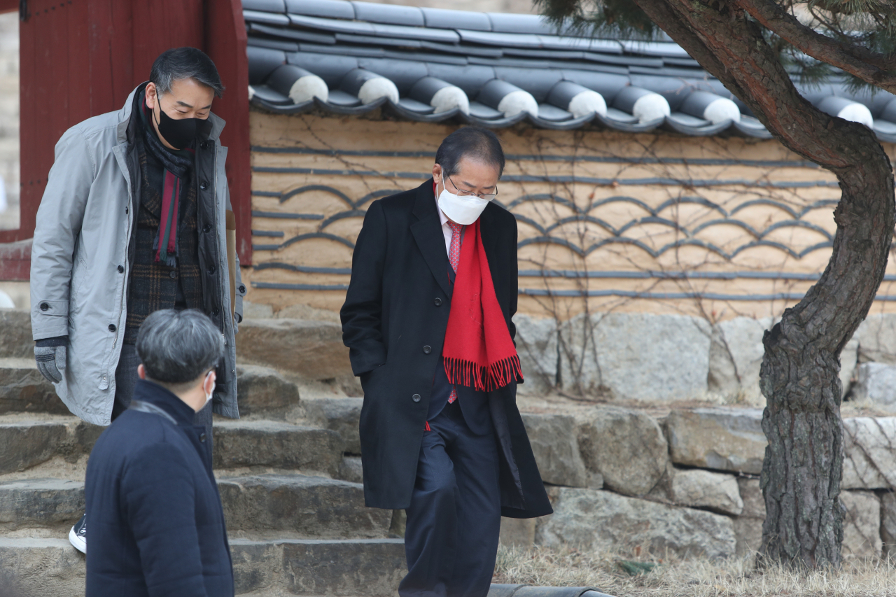 홍준표 무소속 의원이 지난달 11일 오후 조계종 종정 진제 스님에게 인사차 대구 동구 팔공산 동화사를 찾은 후 떠나고 있다. [연합]