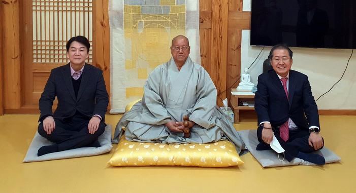 안철수 국민의당 대표(왼쪽)와 홍준표 무소속 의원(오른쪽)이 11일 오후 대구 동구 팔공산 동화사에서 조계종 종정 진제 스님(가운데)에게 인사차 들렀다 방문 시간이 겹쳐 자리를 함께하고 있다. [연합]
